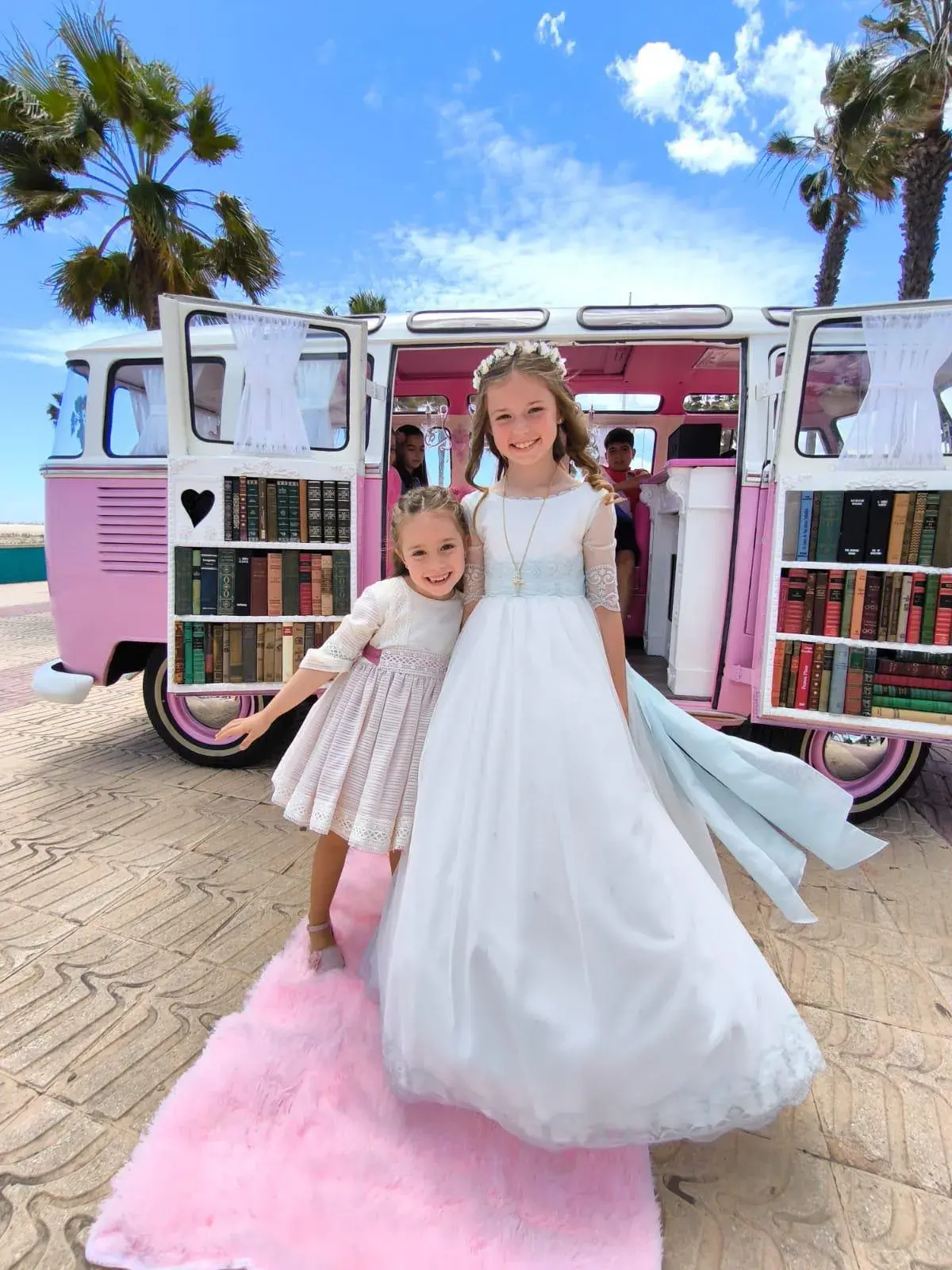 Niños en la Volkswagen T1 Barbie en Burriana