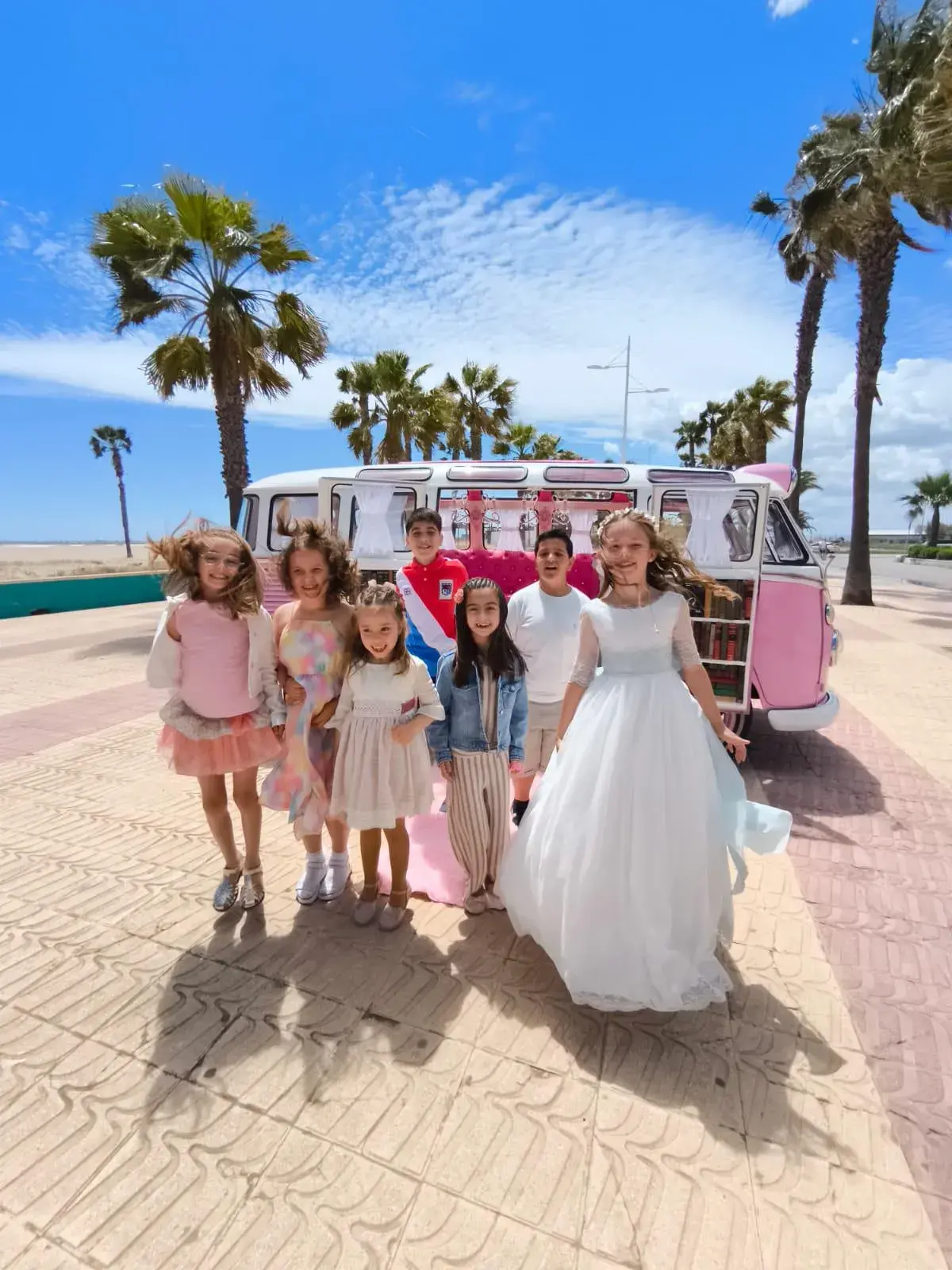 Grupo de niños con la furgo rosa Sauclass